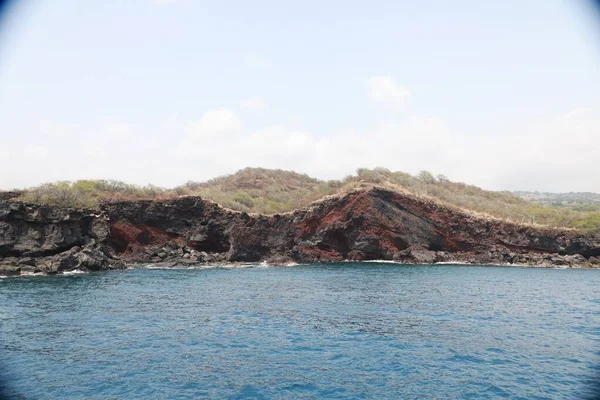 Deniz kıyısındaki kayalık kayalıkların geniş bir görüntüsü. — Stok fotoğraf