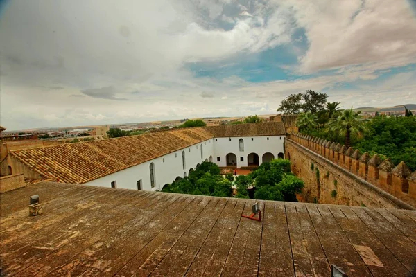 Foto de ángulo alto de una antigua fortaleza bajo el cielo despejado en España, Córdoba, Alcázar —  Fotos de Stock