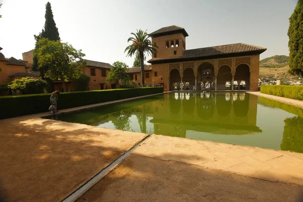 Häpnadsväckande landskap av en kust med stora stenar under den klarblå himlen i Spanien, Alhambra — Stockfoto