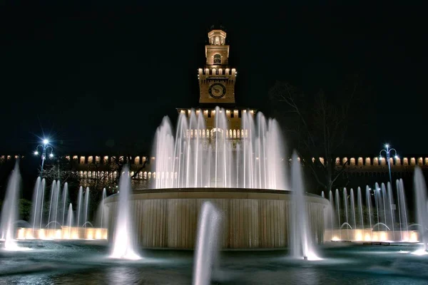 Scatto orizzontale di una bella fontana di notte a Milano — Foto Stock