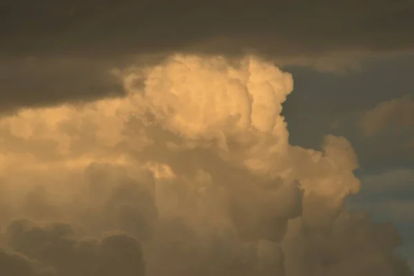 Gambar misterius awan mencoba untuk datang bersama-sama dan menutupi langit biru — Stok Foto