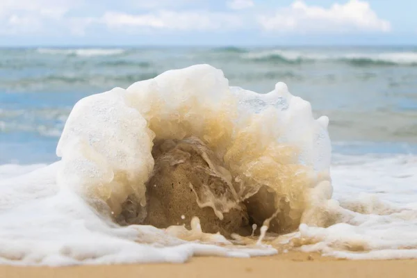 Horizontální Záběr Skály Pláži Pokryté Mořskými Vlnami Pod Krásnou Zamračenou — Stock fotografie