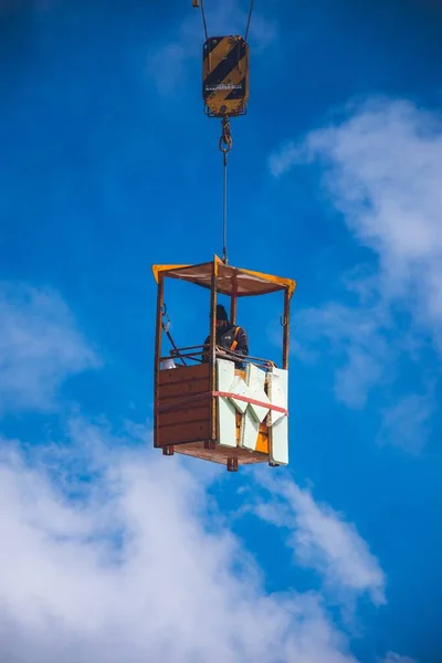 Cunstruction panier balançant sur un crochet de grue — Photo