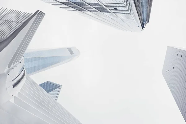 Око Черва Вид високих сучасних білих бізнес хмарочосів протягом дня — стокове фото