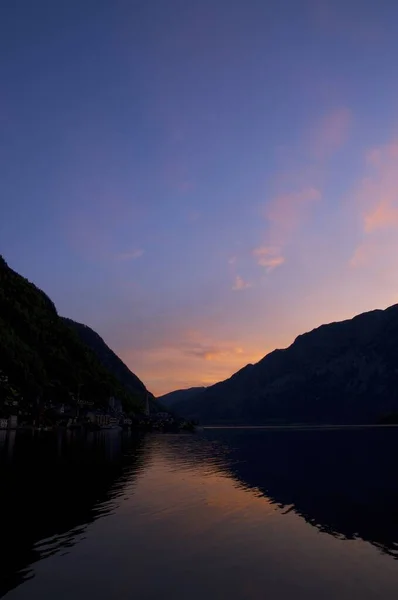 夕阳西下蓝天下靠近高山的海面上的一张垂直的照片 — 图库照片