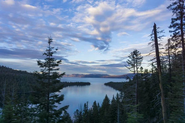 Schöne Aufnahme des Meeres umgeben von bewaldeten Bergen unter blauem bewölkten Himmel — Stockfoto