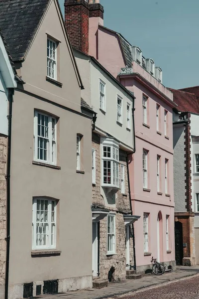 Verticaal shot van mooie roze huizen in een leuke buurt overdag — Stockfoto