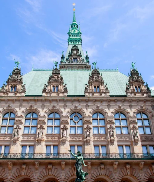 Almanya 'daki Hamburg Belediye Binası' nın yatay çekimi — Stok fotoğraf