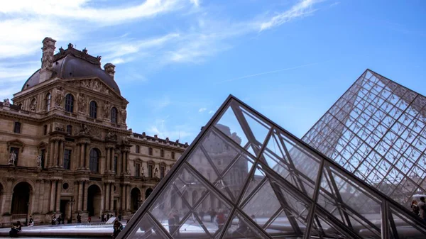 Ευρεία φωτογραφία του Μουσείου του Λούβρου στο Παρίσι, Γαλλία κάτω από έναν γαλάζιο ουρανό — Φωτογραφία Αρχείου