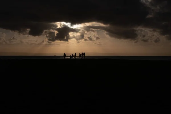 Plano Horizontal Grupo Personas Playa Bajo Las Nubes Los Impresionantes — Foto de Stock