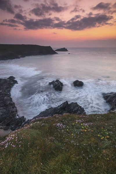 Linda susnet sobre o oceano com costas montanhosas na Costa Atlântica, Cornwall, Reino Unido — Fotografia de Stock