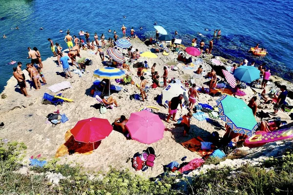 Nagy látószögű felvétel az emberek élvezik a nyarat közel a víz nappal — Stock Fotó