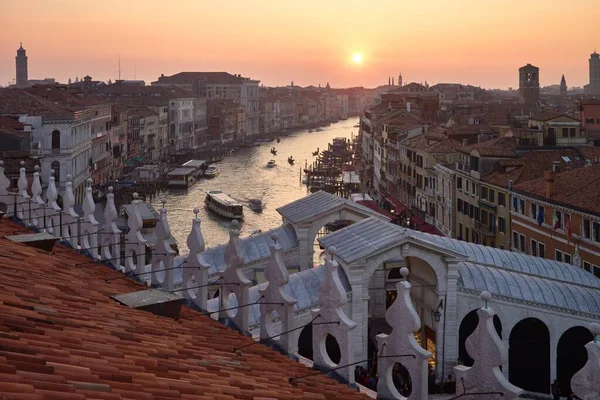 Hermosa toma del Gran Canal en Venecia, Italia durante el atardecer con el Puente de Rialto visible — Foto de Stock