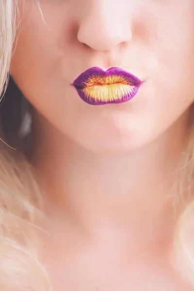 Uma Foto Close Uma Mulher Loira Usando Batom Roxo Amarelo — Fotografia de Stock