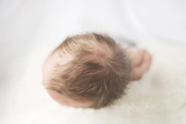 Closeup shallow focused shot of a cute newborn baby's head. Perfect for a childbirth scenario — Stock Photo, Image