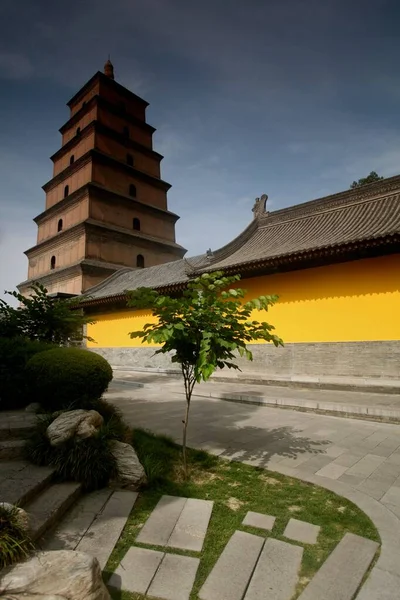 Lage hoek verticaal shot van een pagode in Xian in China onder de prachtige blauwe lucht — Stockfoto