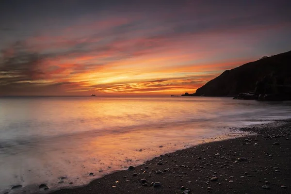 Coucher de soleil à couper le souffle sur l'océan calme à Polkerris, Cornouailles, Royaume-Uni — Photo