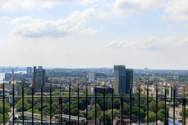 Horizontale opname van een prachtig stadsgezicht met veel hoge gebouwen onder bewolkte hemel in Duitsland — Stockfoto