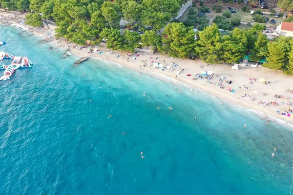 Hırvatistan Makarska Kentindeki Ağaçların Yakınındaki Plajın Keyfini Çıkaran Insanların Hava — Stok fotoğraf