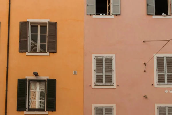 窓がある近くの別の色のアパートの美しいショット — ストック写真