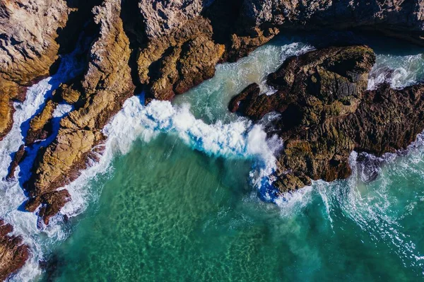 Tiro Ângulo Alto Grandes Rochas Cobertas Com Ondas Mar Durante — Fotografia de Stock