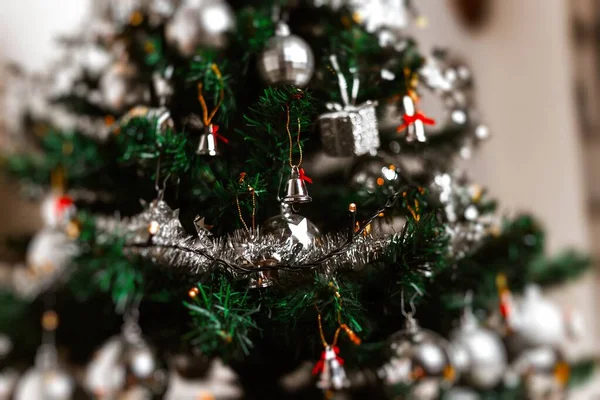 Closeup tiro de uma árvore de Natal decorada com luzes de corda e belos ornamentos — Fotografia de Stock