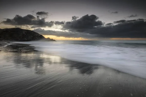 Susnet Gloomy à beira-mar em South Coast, Cornwall, Uk — Fotografia de Stock