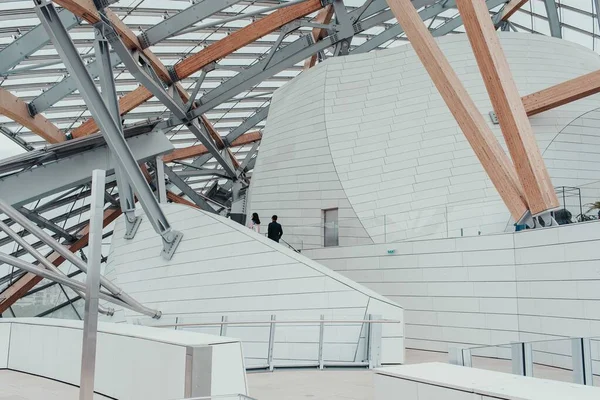 Centro de negócios branco com belas texturas e um design único com escadas interiores — Fotografia de Stock