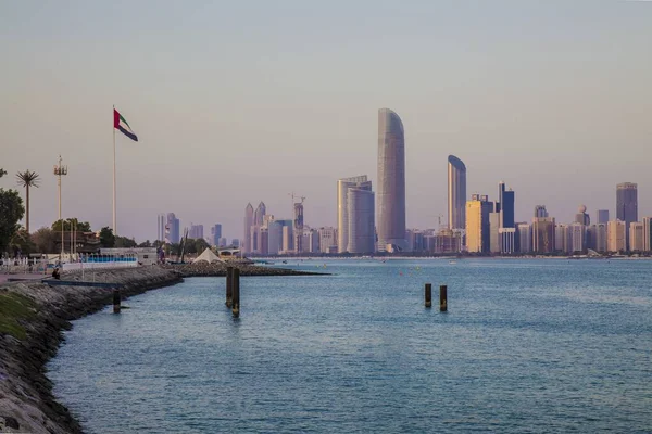 Város Dubai reggel és egy tó gyönyörű felhőkarcolók a háttérben — Stock Fotó