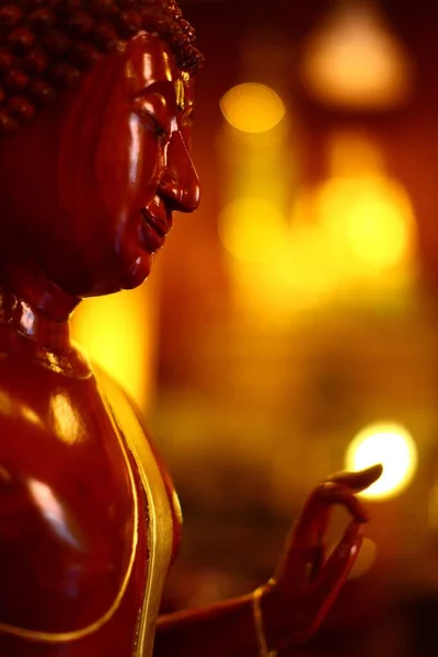 Zdjęcie z bliska posągu Buddy w Chiang rai, Tajlandia z zamazanym tłem — Zdjęcie stockowe