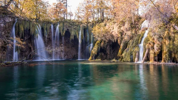 크로아티아 , plitvice 에 흐르는 폭포가 있는 아름다운 풍경의 호수 — 스톡 사진