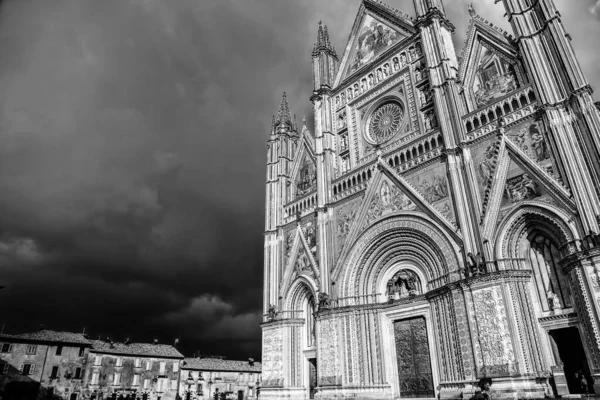 Greyscale skott av den vackra Orvieto katedralen i Umbrien, Italien under galna mörka moln — Stockfoto