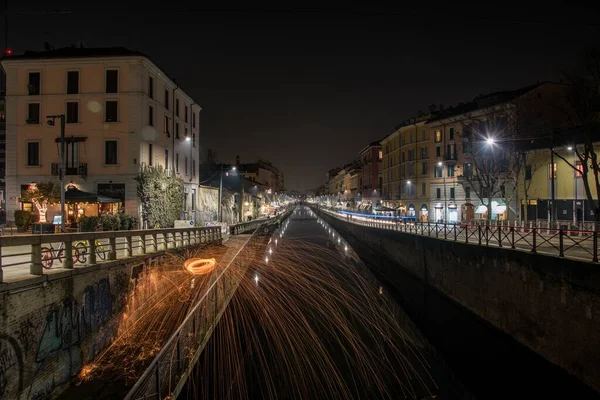 Horizontal shot of beautiful steel wool effect with flames spreading on the highway in Milan, Italy — Stock Photo, Image