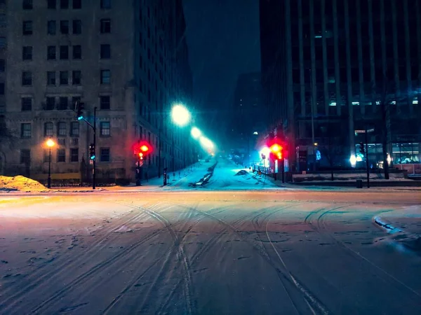 Horizontal shot of an illuminated crossroad in downtown Montreal, Canada during the night — Stock Photo, Image