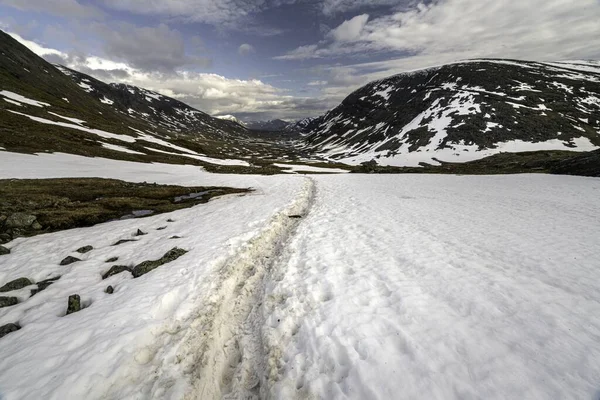 Ein Weg Inmitten Verschneiter Felder Mit Bergen Der Ferne Unter — Stockfoto