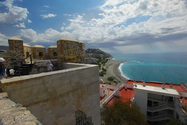 スペインのAlmunecarに見えるアルボラン海のビーチと要塞の壁からの美しいショット — ストック写真