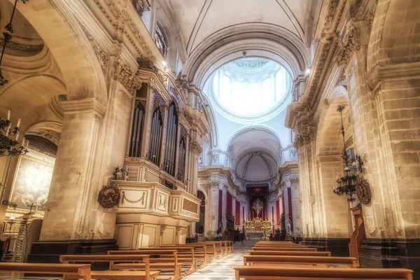 Horisontell bild av insidan av en tom församling med en kupol under dagtid — Stockfoto