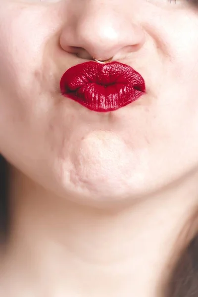 Primo piano verticale di una femmina con un rossetto rosso che fa una faccia d'anatra — Foto Stock