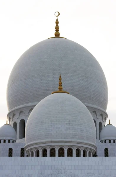 Bella grande cupola bianca della Moschea Sheikh Zayed situata ad Abu Dhabi — Foto Stock