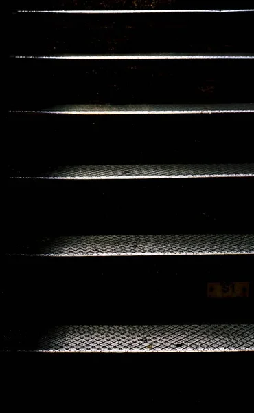 Pionowe zbliżenie przemysłowych metalowych schodów. Idealny na tło miejskie — Zdjęcie stockowe