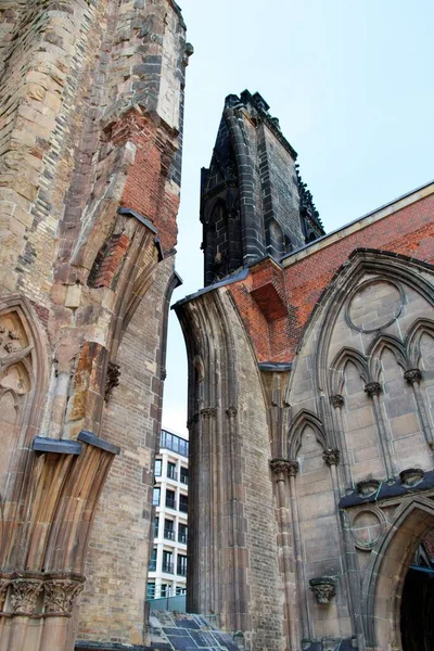 Vertikalt lavvinklet bilde av den gotiske vekkelseskirken til St. Nicolas i Hamburg – stockfoto