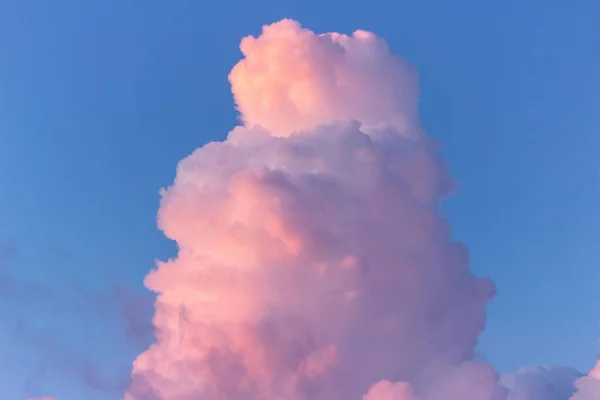 Vacker bild av en stor rosa moln på himlen som ser ut som bomull godis — Stockfoto