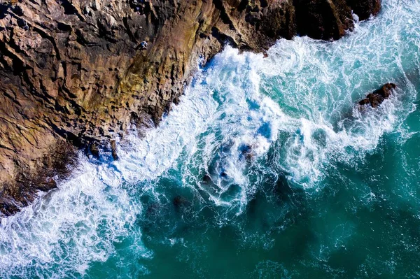 Ένα Πλάνο Υψηλής Γωνίας Από Όμορφα Κύματα Της Θάλασσας Κοντά — Φωτογραφία Αρχείου