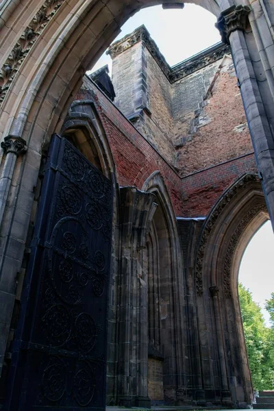 Imagen vertical de bajo ángulo de la iglesia gótica de San Nicolás en Hamburgo — Foto de Stock