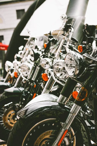 Függőleges közelkép lövés egy fekete és ezüst cirkáló motorkerékpárok készen áll a versenyzésre — Stock Fotó