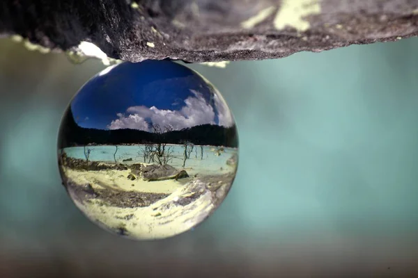 Primer plano de un lago ácido en Kawah Putih Indonesia reflejado en una bola de vidrio —  Fotos de Stock