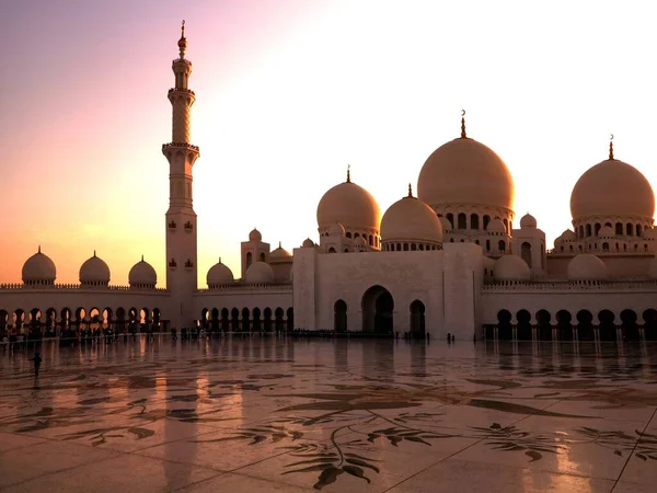 Belle mosquée de Cheikh Zayed dans l'après-midi avec toute sa gloire et le soleil scrutant à travers — Photo