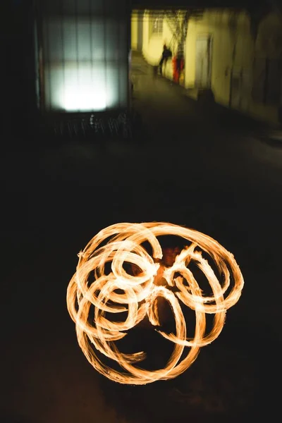 Colpo verticale di bellissimo effetto lana d'acciaio durante la notte perfetto per uno sfondo fresco — Foto Stock