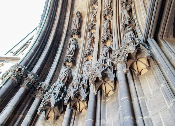 Οριζόντια λήψη της γοτθικής εκκλησίας αναβίωσης του Αγίου Νικολάου με όμορφα γλυπτά στο Αμβούργο — Φωτογραφία Αρχείου