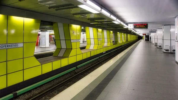 Piękne ujęcie pustej stacji metra — Zdjęcie stockowe